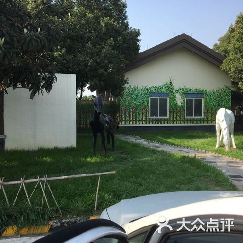 (德清服务区)停车场